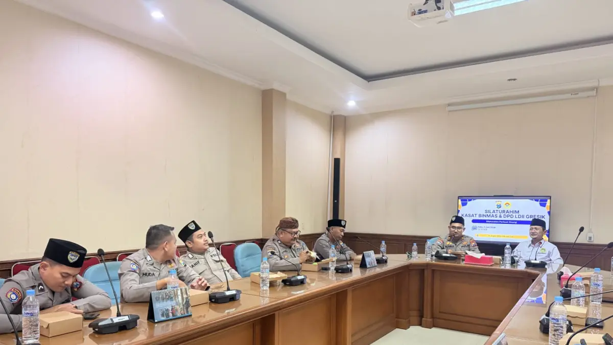 Satuan Binmas Polres Gresik saat bersilaturahmi dengan pengurus LDII Kabupaten Gresik untuk mempererat komunikasi dan membangun kolaborasi kamtibmas. (Ist/Radar Gresik) 