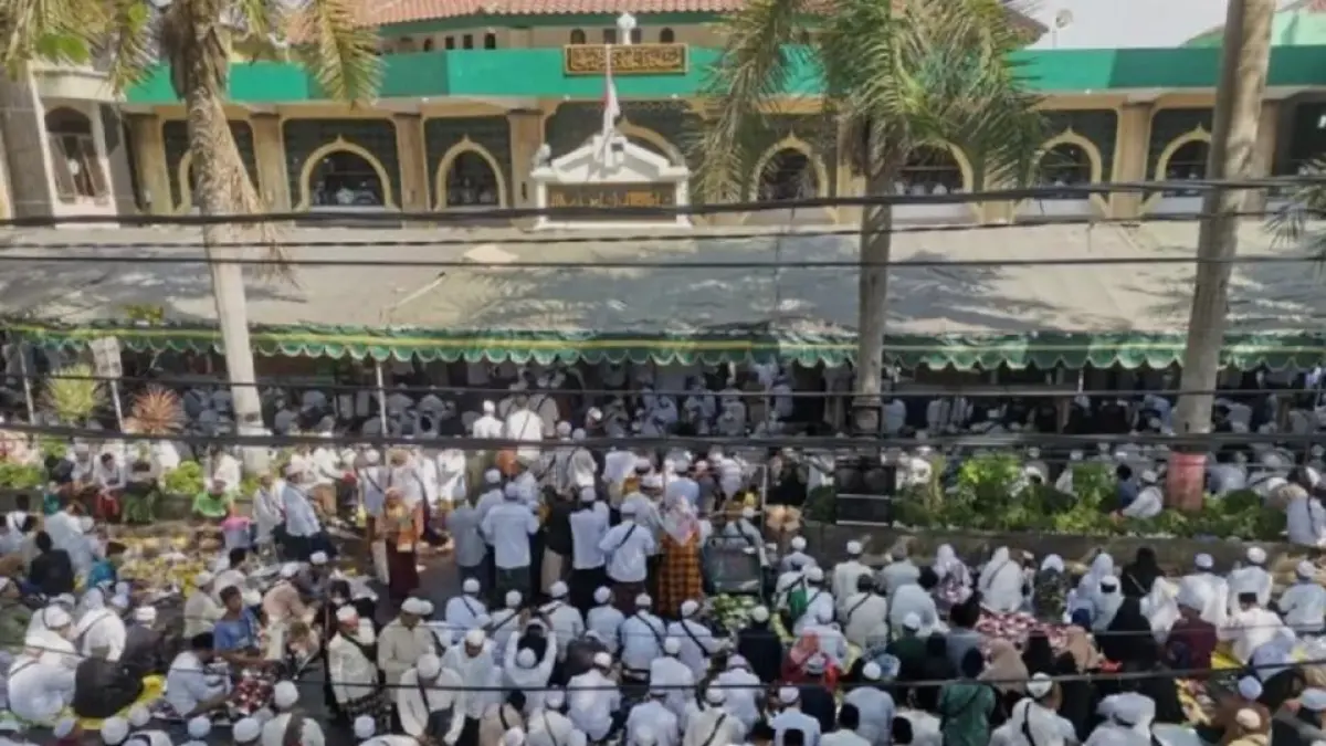 Suasana Pelaksanaan Haul ke-71 Al Qutb Al Habib Abu Bakar bin Muhammad bin Umar Assegaf yang membawa berkah peningkatan okupansi bagi bisnis perhotelan di Gresik. (Ist/Radar Gresik) 