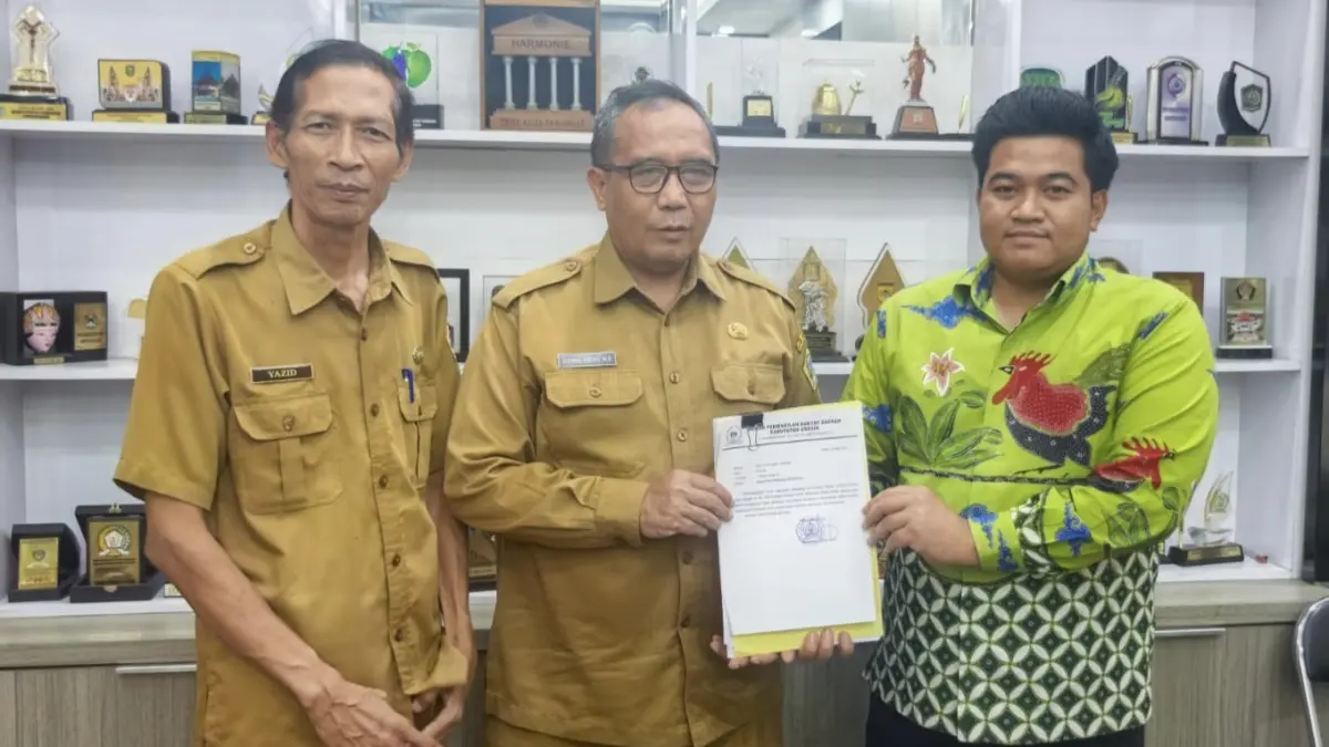 Ketua DPRD Gresik Muhammad Syahrul Munir saat menghadap dan memberikan klarifikasi resmi di hadapan Badan Kehormatan (BK) DPRD Gresik. (Dok/Radar Gresik) 