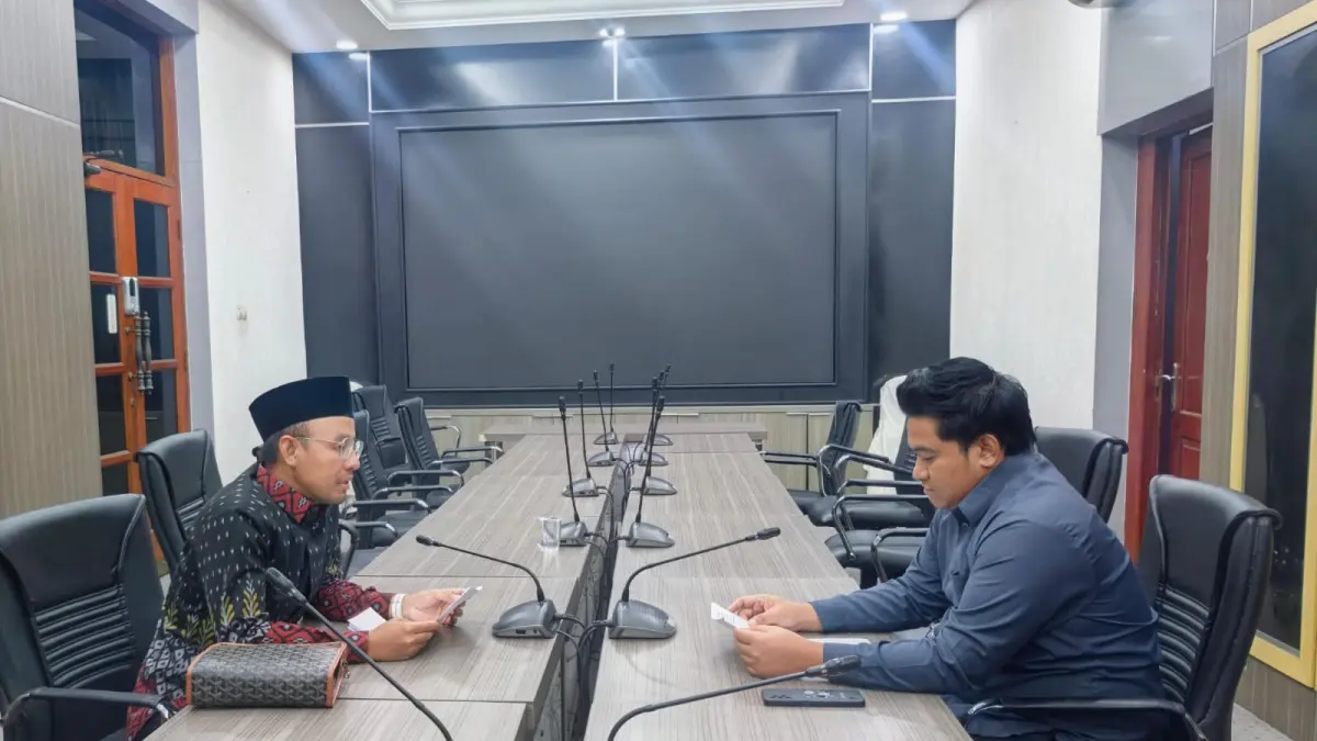 Ketua DPRD Gresik Muhammad Syahrul Munir saat menghadap dan memberikan klarifikasi resmi di hadapan Badan Kehormatan (BK) DPRD Gresik. (Dok/Radar Gresik) 