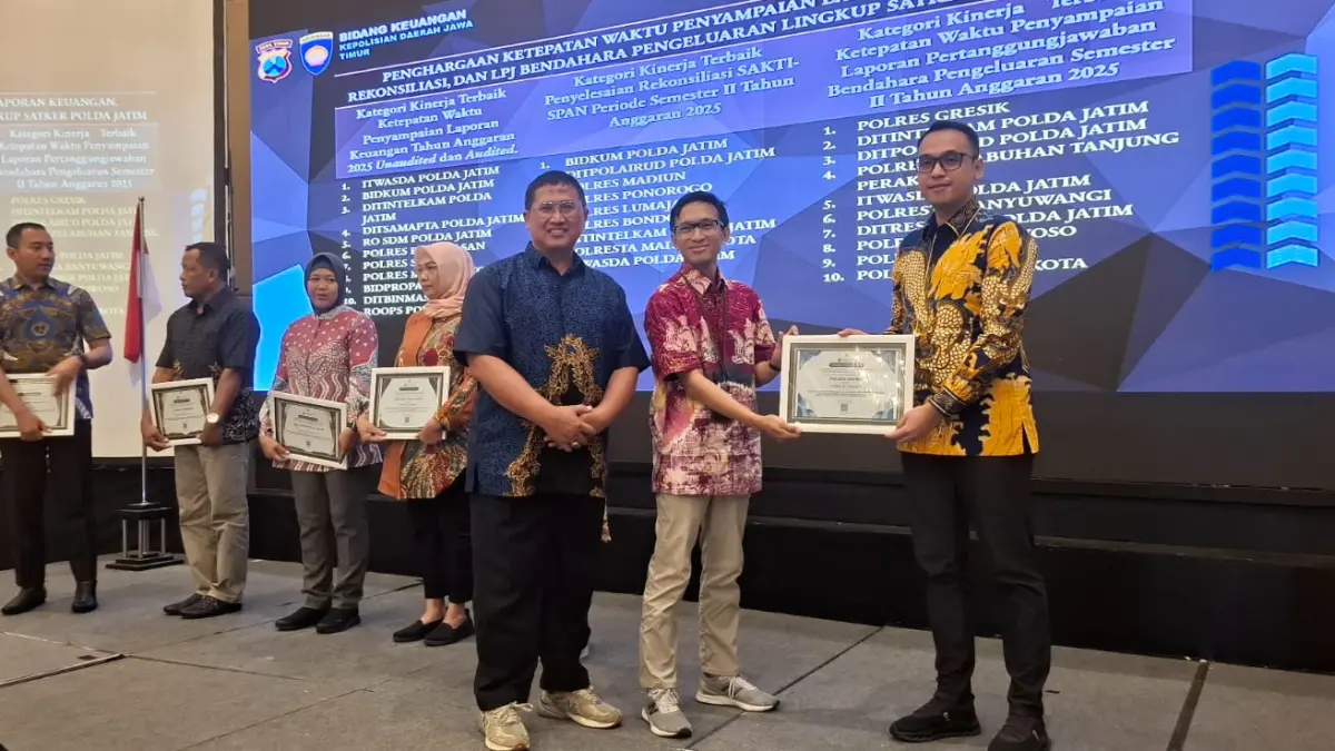 PENGHARGAAN : Wakapolres Gresik Kompol Shabda Purusha Putra didampingi Kasi Keuangan Polres Gresik hadir menerima penghargaan DJPb Jatim.