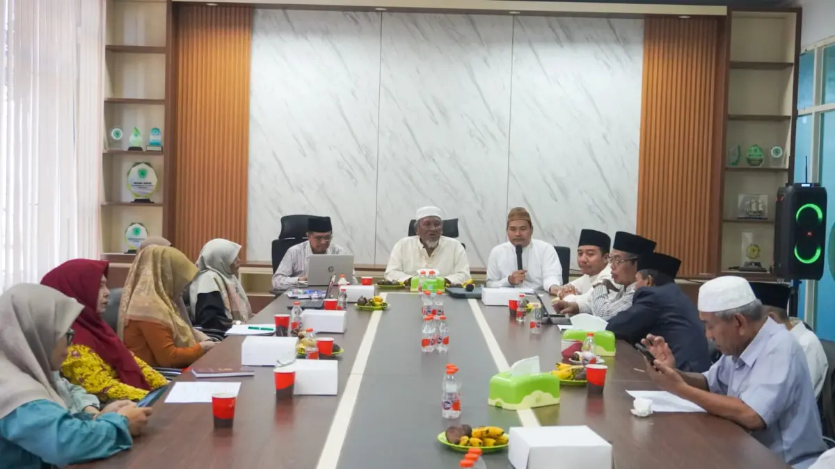 Suasana worksession pimpinan komisi MUI Kabupaten Gresik dalam mematangkan arah kebijakan dan kolaborasi program Trisula 2026. (Ist/Radar Gresik) 