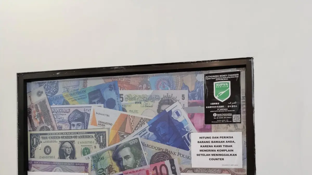 Aktivitas di salah satu usaha money changer di Kabupaten Gresik terpantau sepi. (Dok/Radar Gresik) 