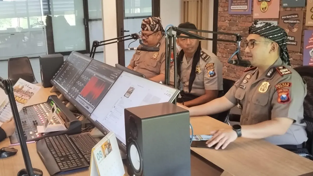 Kasat Binmas Polres Gresik Iptu M. Nur Setyabudi saat melakukan siaran radio interaktif guna mengampanyekan gerakan "Ayo Jogo Gresik" menjelang Sura Agung. (Ist/Radar Gresik) 