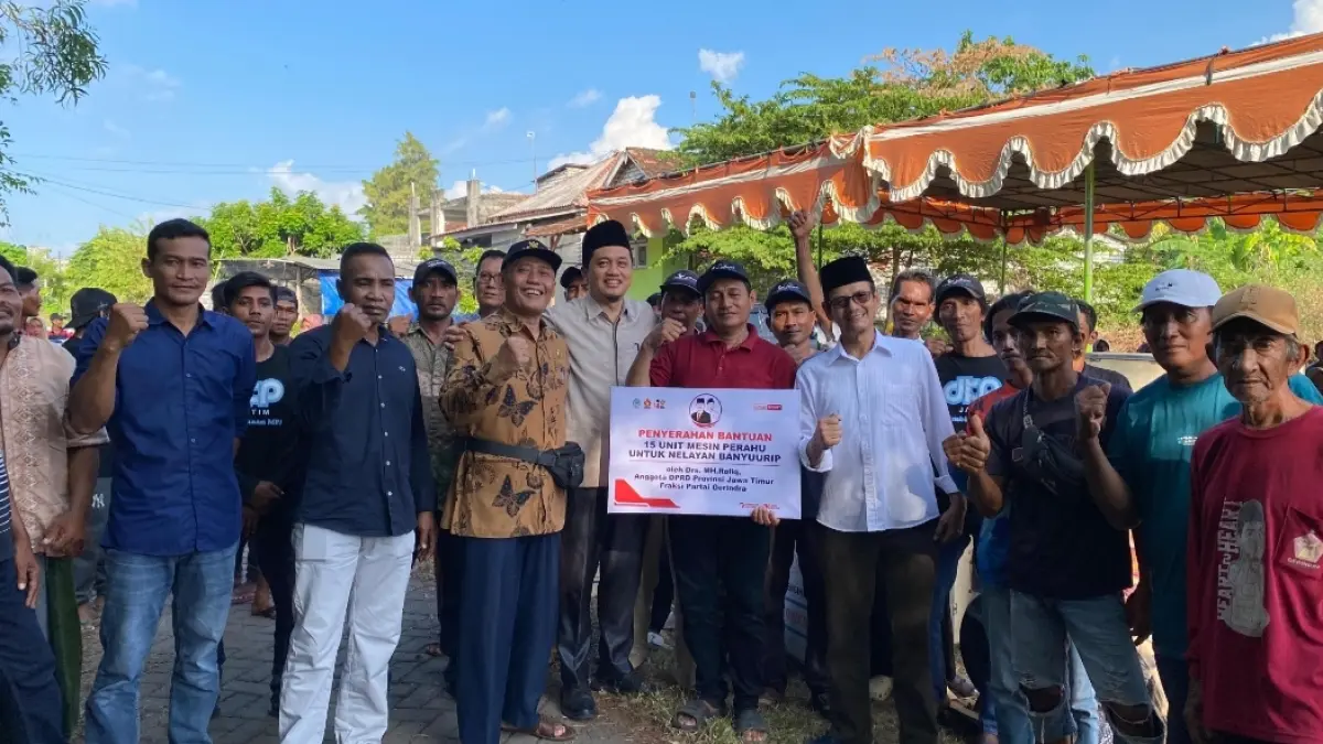 Penyerahan bantuan 15 unit mesin perahu 24 PK dan ratusan paket sembako kepada Kelompok Nelayan Berkah Samudra di Desa Banyuurip, Kecamatan Ujungpangkah, Gresik. (Ist/Radar Gresik)