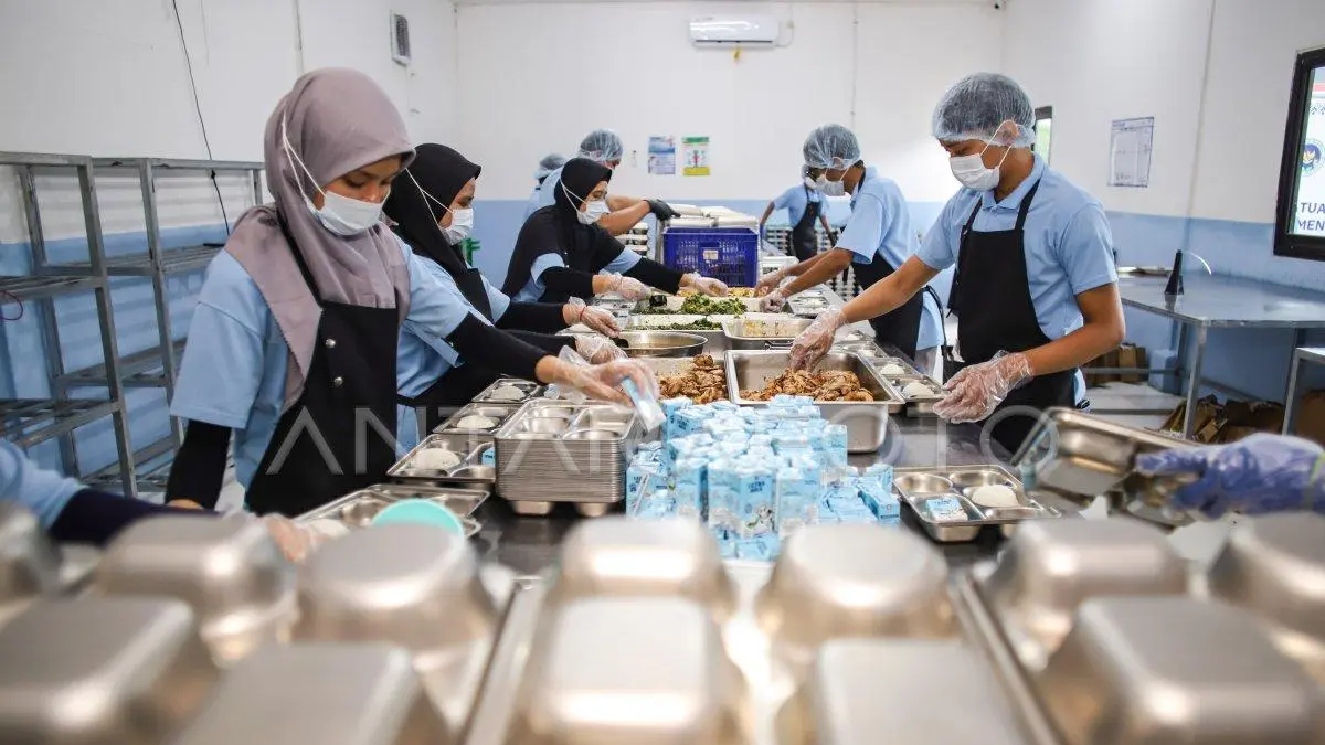 Proses aktivitas dan suasana higienitas di dalam dapur Satuan Pelayanan Pemenuhan Gizi (SPPG) Makan Bergizi Gratis (MBG).