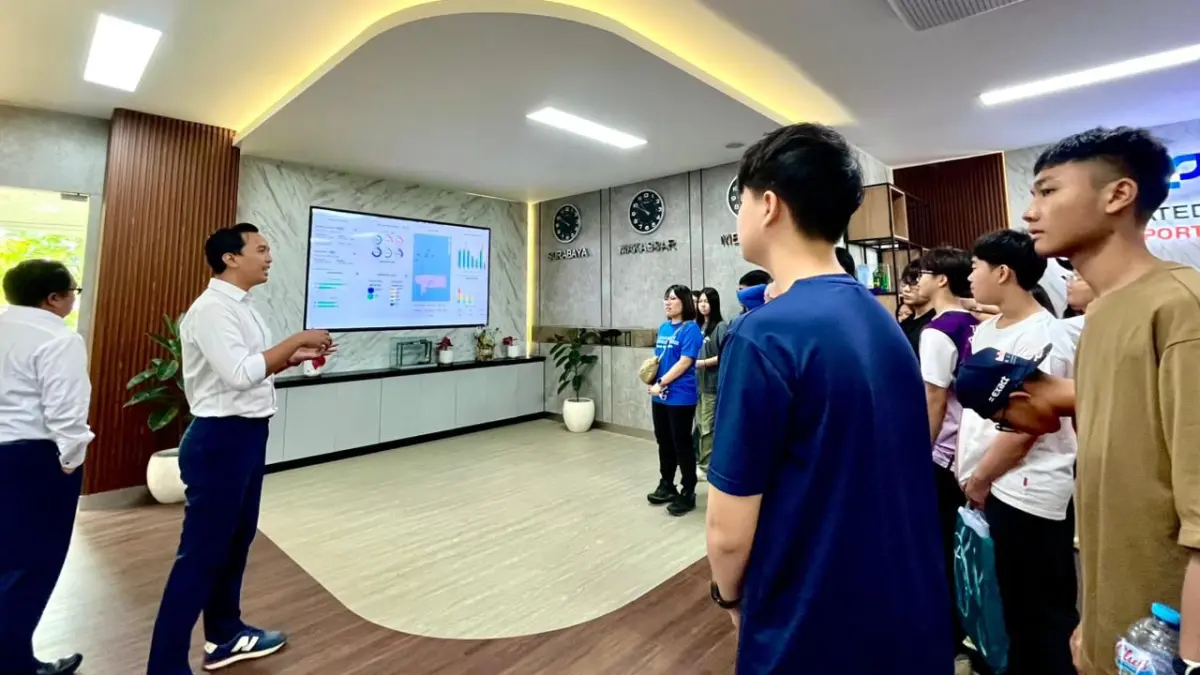 Rombongan siswa dan guru pendamping dari Queensway Secondary School Singapura saat melakukan studi lapangan di area operasional semi-otomatis PT Terminal Teluk Lamong. (Ist/Radar Gresik) 