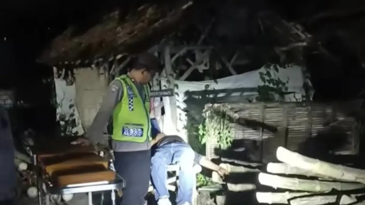 Dikira Tidur : Anggota Polsek Sidayu saat melakukan evakuasi korban di atas amben bambu di sebuah lapak penjualan bambu milik warga di Desa Asempapak, Kecamatan Sidayu, Gresik. (Ist/Radar Gresik) 