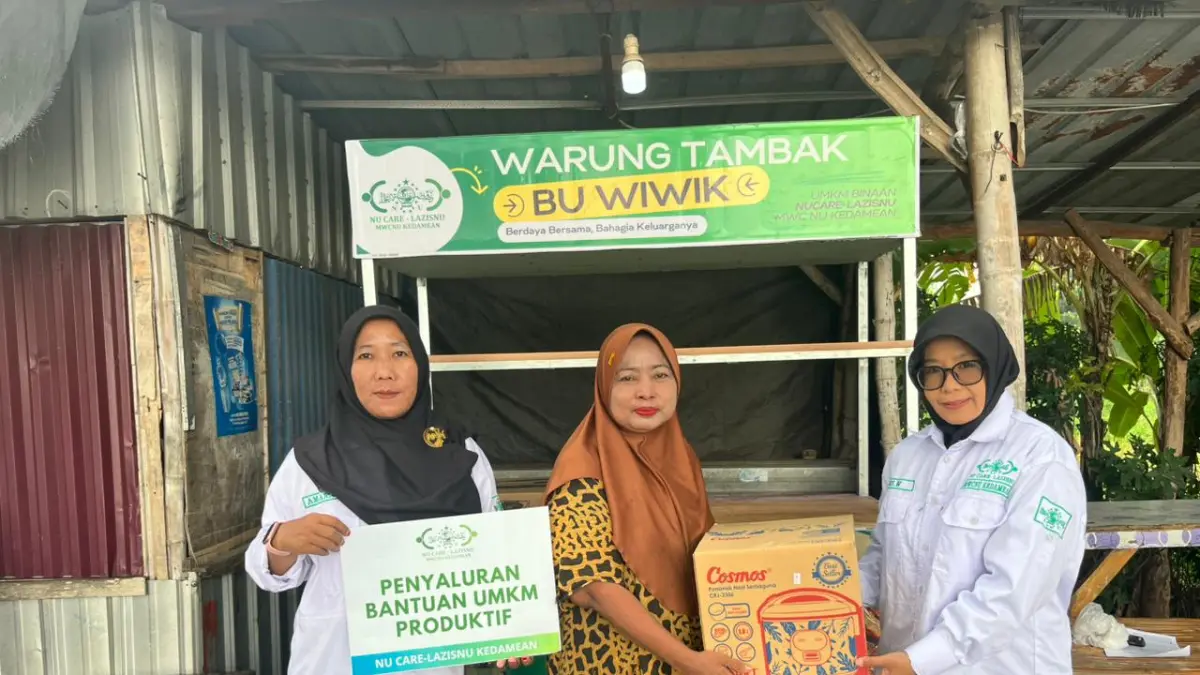 NUCARE-LAZISNU MWCNU Kedamean menyerahkan bantuan sarana usaha produktif berupa rombong, kompor, dan magicom baru untuk mendukung kemajuan usaha Warung Tambak Bu Wiwik. 