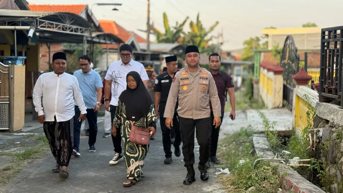 Wakapolda Jatim, Brigjen Pol. Dr. Pasma Royce, didampingi Kapolres Gresik, AKBP Ramadhan Nasution, melaksanakan takziah sekaligus ziarah ke makam almarhum Bapak Kusaeni. (Ist/Radar Gresik) 