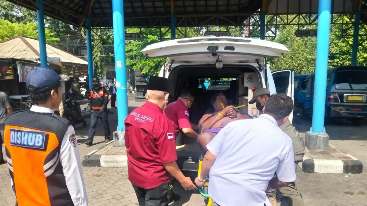 Aksi Cepat : Dinsos Gresik evakuasi orang terlantar. (Fajar/Radar Gresik) 