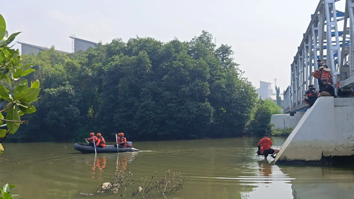 Cepat Tanggap : Tim gabungan saat melajukan pencarian seorang pemancing yang diduga terpleset dan tenggelam di Sungai Kali Lamong perbatasan Surabaya - Gresik. (Ist/Radar Gresik) 