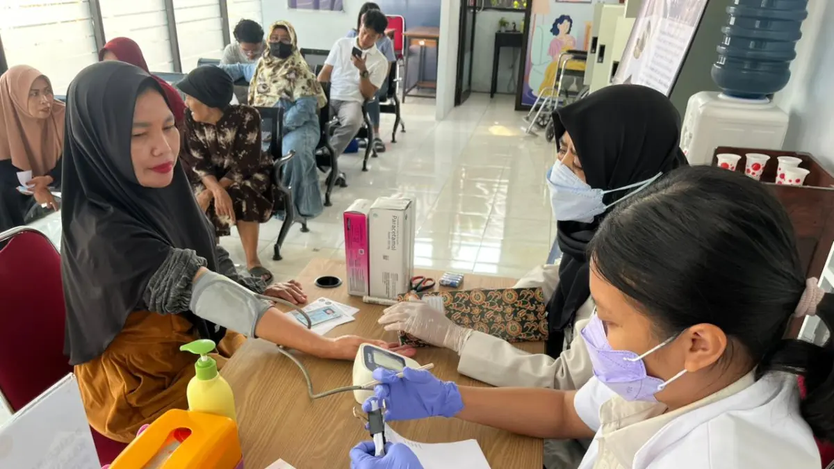Pengunjung keluarga warga binaan saat memanfaatkan layanan pemeriksaan kesehatan gratis yang disediakan pihak Rutan Kelas IIB Gresik. (Ist/Radar Gresik) 