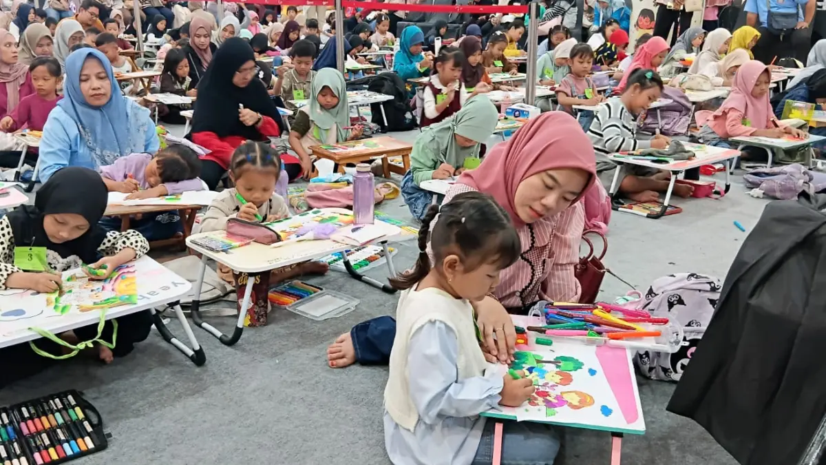 SEMARAK : Anak-anak dengan penuh semangat untuk mewarnai dengan semarak hari lingkungan hidup sedunia 2026. (Fajar/Radar Gresik) 