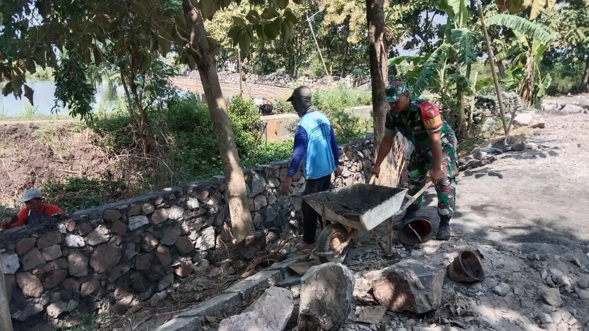 Gotong Royonag : Babinsa wujudkan gotong royong untuk masyarakat. (Ist/Radar Gresik)