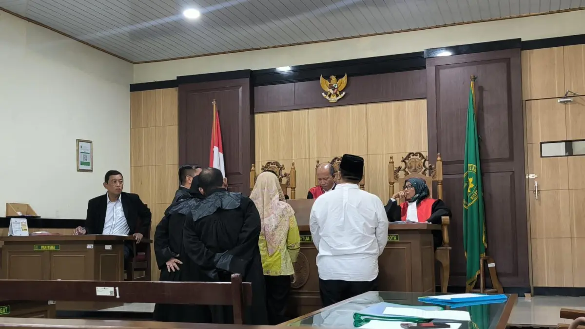 Pasrah  : Terdakwa Samsul Bakri tertunduk saat mengikuti sidang pemeriksaan saksi dalam perkara dugaan penganiayaan sesama ASN di Pengadilan Negeri Gresik. (Ist/Radar Gresik)