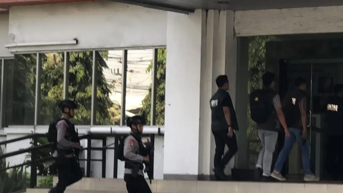 Penyidik Kortastipidkor Polri saat melakukan penggeledah kantor PT Barata Indonesia. (Ist/Radar Gresik) 