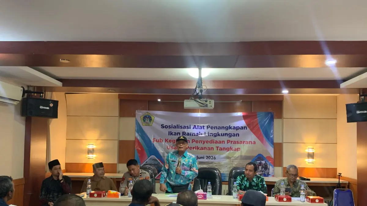 Ramah Lingkungan : Plt Kepala Dinas Perikanan Kabupaten Gresik, Arif Wicaksono saat sosialisasi alat tangkap ramah lingkungan kepada para nelayan. (Fajar/Radar Gresik) 