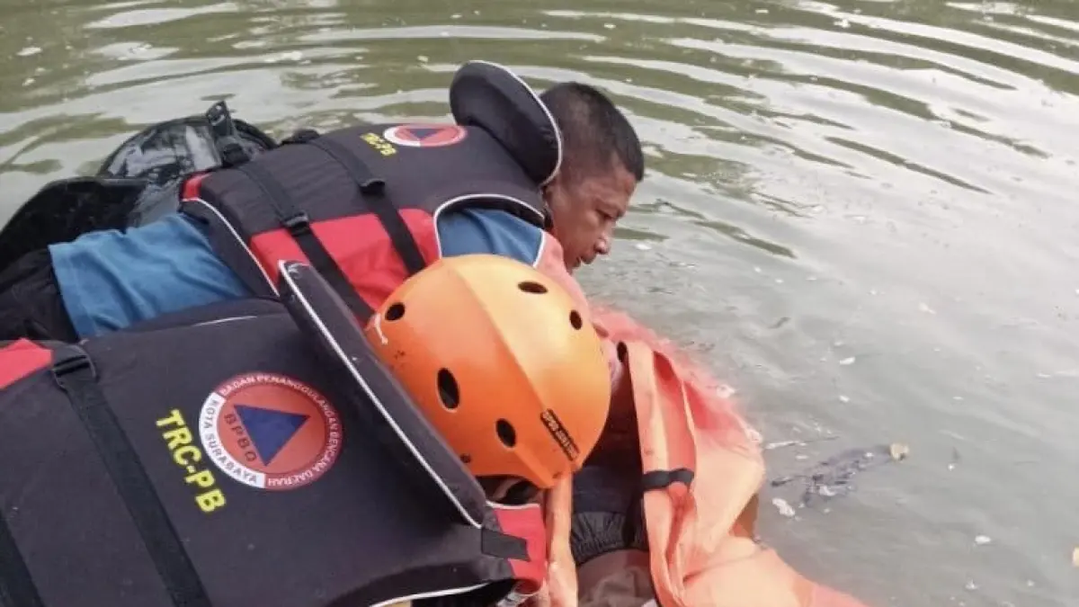 Setelah pencarian selama lebih dari satu hari, tim SAR gabungan akhirnya menemukan Lukman Hakim (23). (Ist/Radar Gresik)