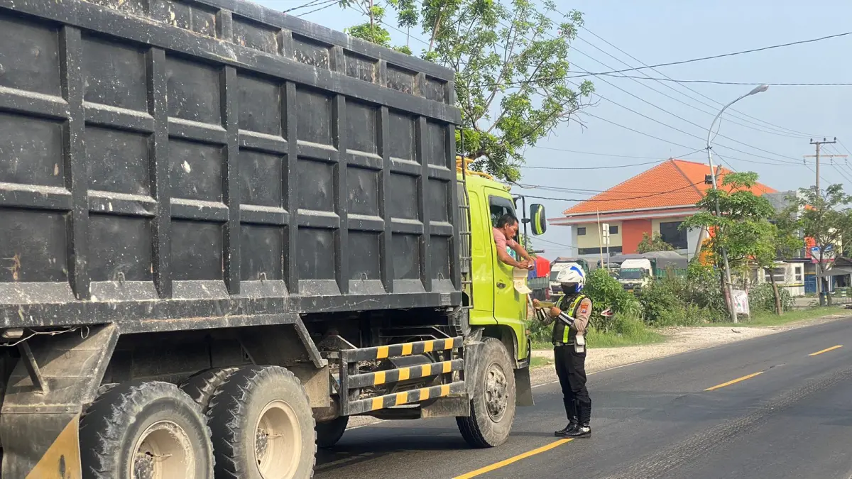 Anggota Satlantas Polres Gresik saat melakukan penindakan kendaraan yang melanggar di sejumlah titik jalan di Kabupaten Gresik. (Dok/Radar Gresik) 