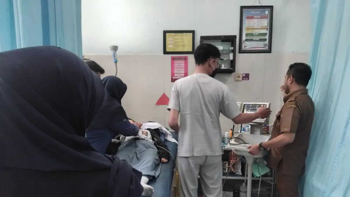 DIEVAKUASI : Petugas Damkarla Gresik dan warga saat membantu korban untuk mendapatkan perawatan medis. (Ist/Radar Gresik) 