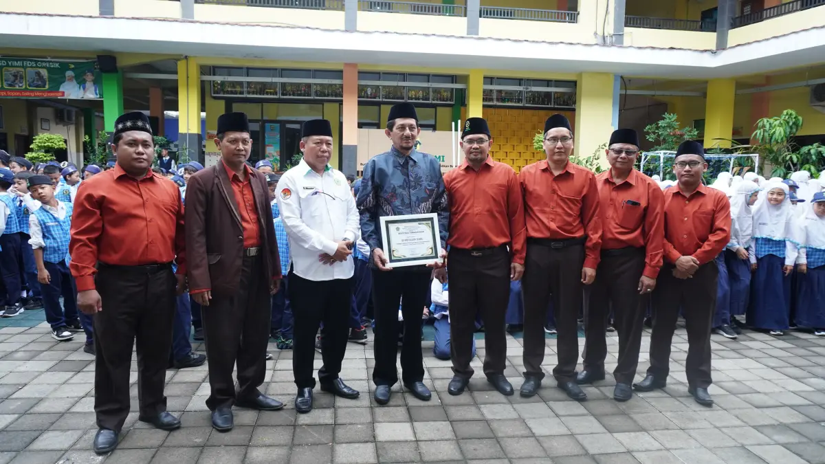 Hebat : Ketua Yayasan Islam Malik Ibrahim (YIMI) bersama para guru  saat menerima SK Piloting PAIS dari Kemenag Gresik beberapa waktu lalu.