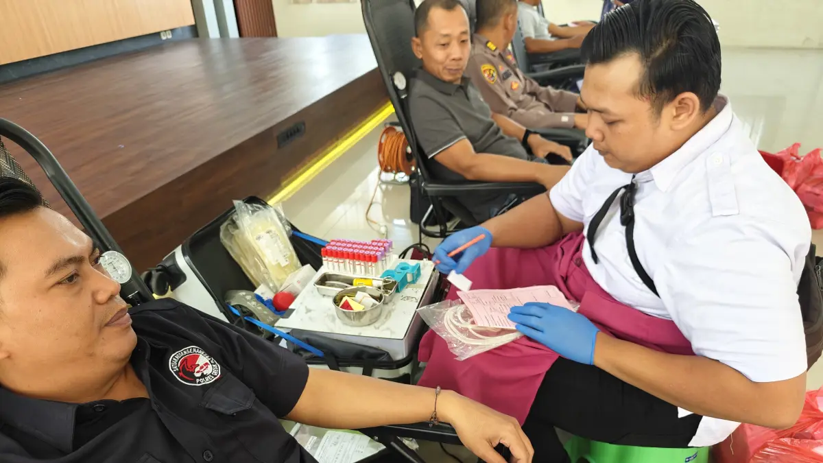 PEDULI : Anggota Polres Gresik saat mendonorkan darahnya melalui PMI Gresik untuk masyarakat yang membutuhkan darah untuk sambut HUT Bhayangkara ke-80. (Yudhi/Radar Gresik) 