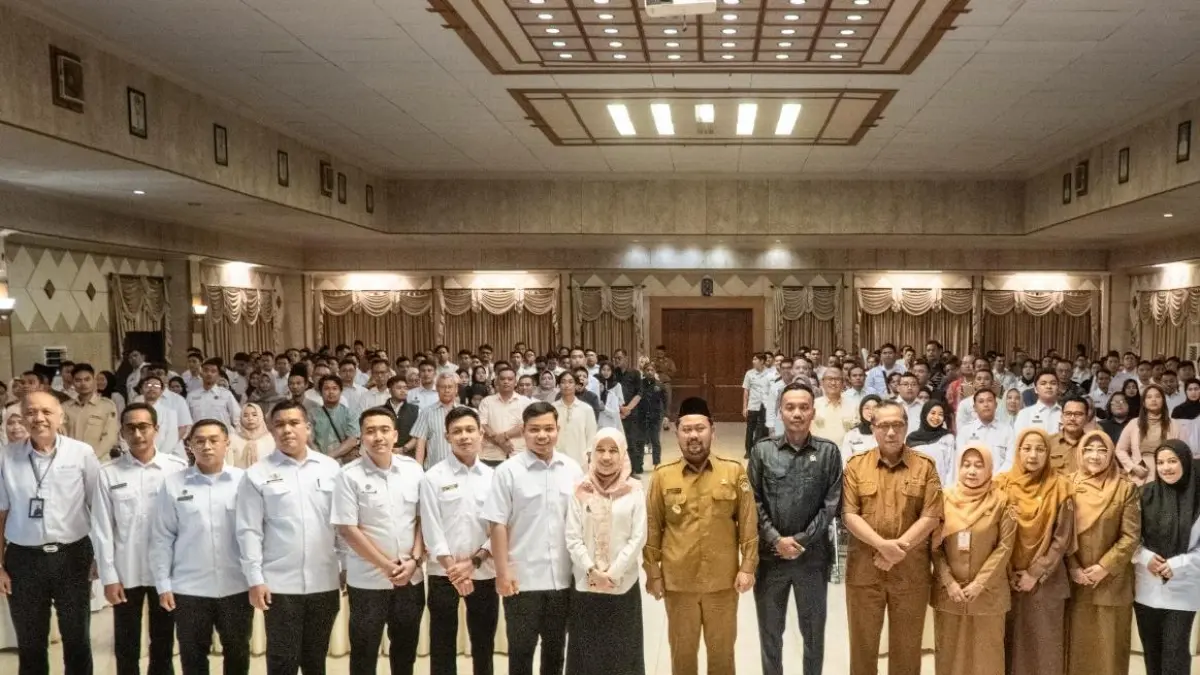 Pegawai BPJS Kesehatan Gresik bersama Bupati Gresik Fandi Ahmad Yani. (Fajar/Radar Gresik) 