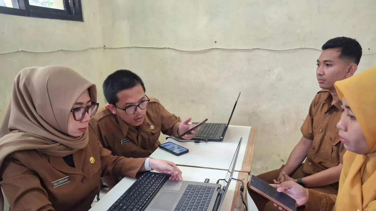 REKAM : Para pelajar yang sedang rekam KTP atau dokumen kependudukan. (Fajar/Radar Gresik) 