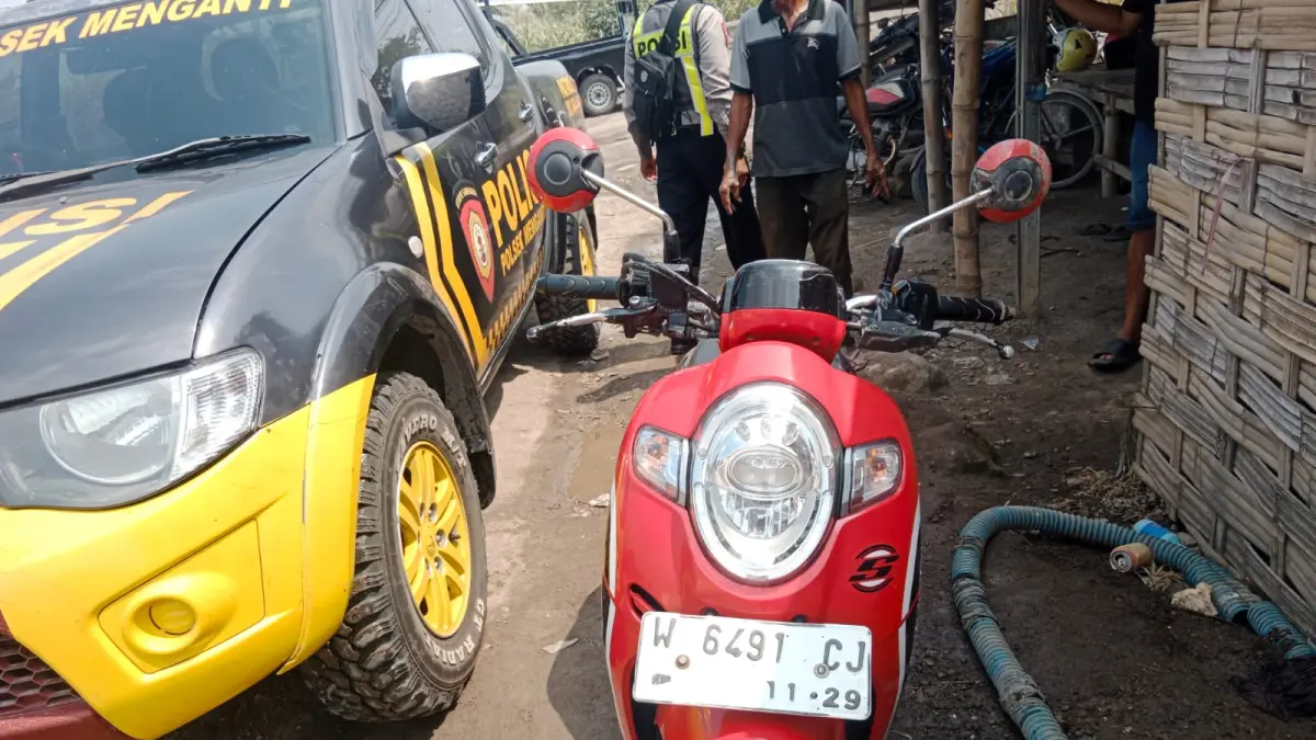 RINGSEK : Kondisi sepeda motor korban terlihat terlindas truk tronton saat kecelakaan di Jalan Raya Bringkang, Desa Bringkang, Kecamatan Menganti, Gresik