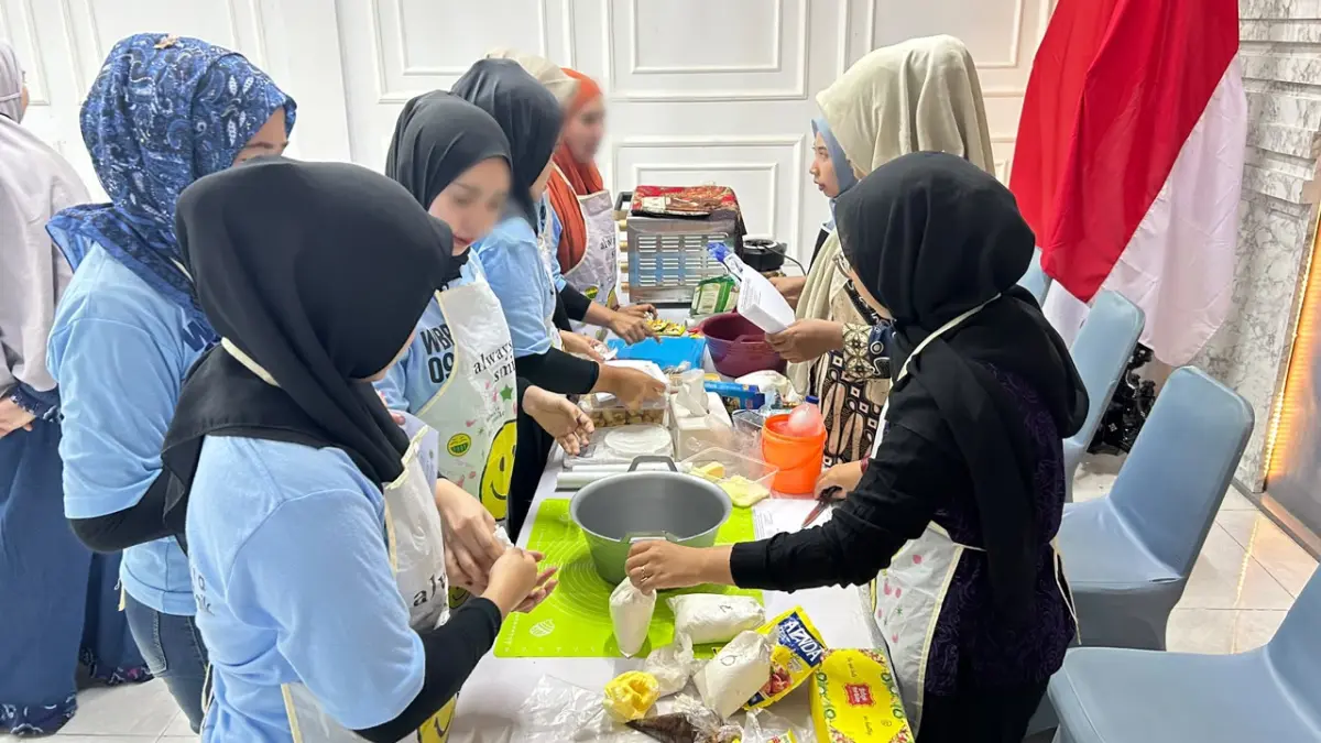 Serius : Warga binaan perempuan di Rutan Kelas IIB Gresik saat dilatih membuat kue Bolen Pisang agar memiliki keterampilan membuat makanan. (Ist/Radar Gresik) 