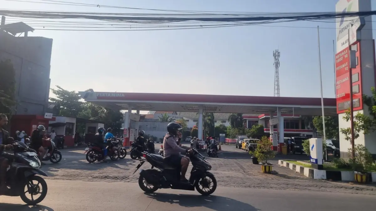 SUASANA :  Pemandangan di SPBU Suci Manyar Gresik warga antri membeli BBM jenis Pertalite. (Ist/Radar Gresik) 