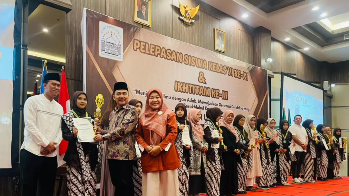 PENUH KEBANGGAAN : Sebanyak 10 besar siswa terbaik kelas 6 berkesempatan menerima apresiasi dan penghargaan langsung dari Kepala Dinas Pendidikan Kabupaten Gresik, Dr. H. S. Hariyanto, S.Pd., M.M., dengan didampingi oleh Kepala Sekolah SD NU Nurul Ishlah, Ibu Imamatul Falikhah, M.Pd. (NOVIA/ RADAR GRESIK)