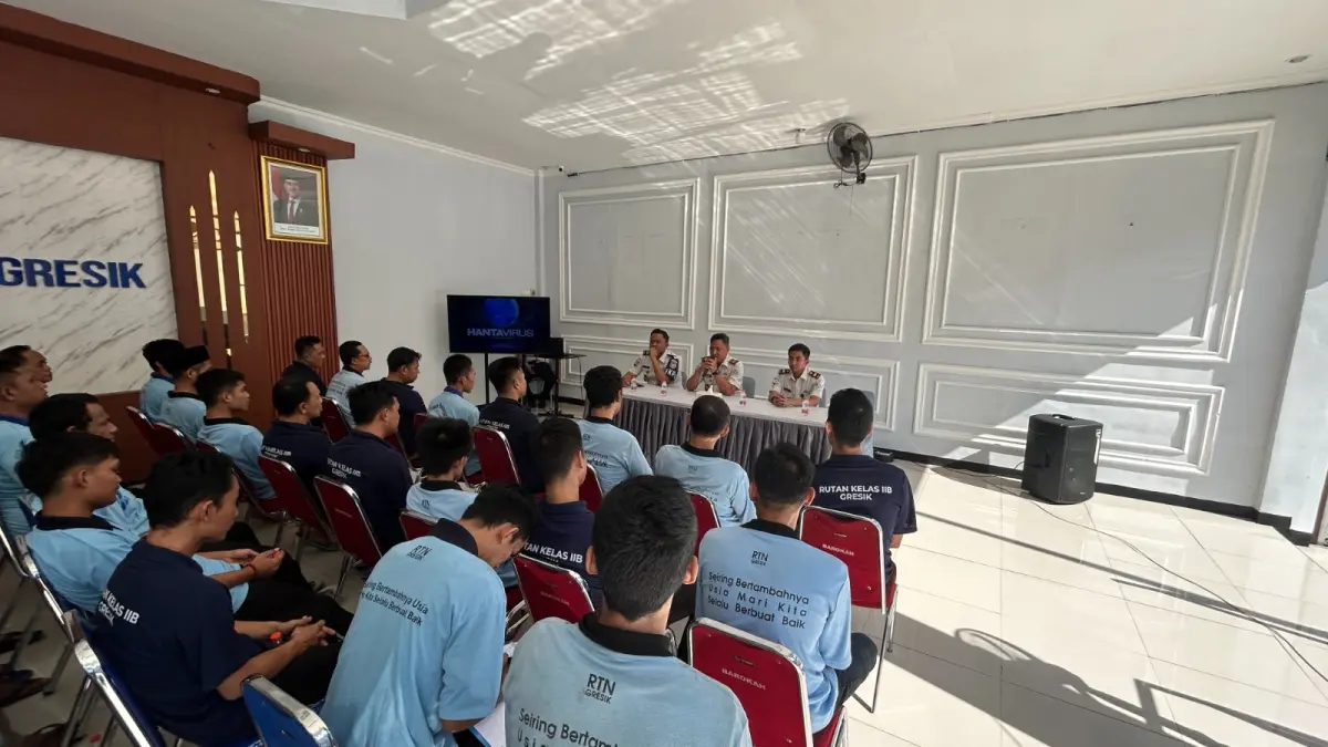 EDUKASI: Plh Kepala Rutan Gresik Dhimas Iswidiyono memberikan pemahaman tentang perilaku hidup bersih dan sehat serta pencegahan Hantavirus kepada warga binaan. (IST/ RADAR GRESIK)