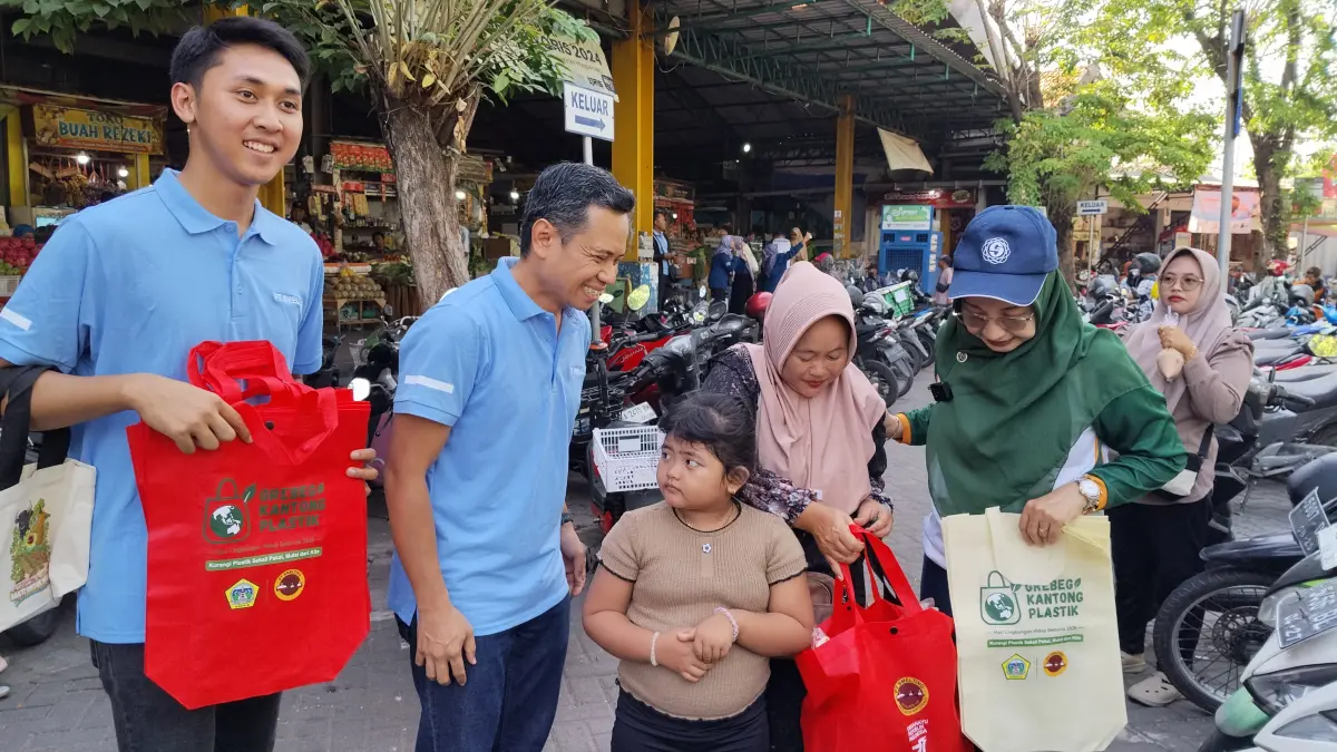 Giat : Kepala Dinas LH Gresik, Sri Subaidah memimpin grebek kantong plastik di pasar baru. (Riri/Radar Gresik) 