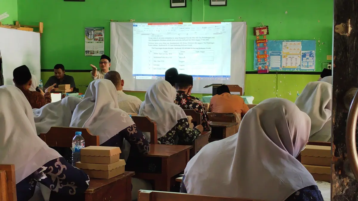 Khidmat : Proses penjaringan kepala MI Al Falah Kedanyang digelar dengan pemungutan suara.&nbsp;(Riri/Radar Gresik)