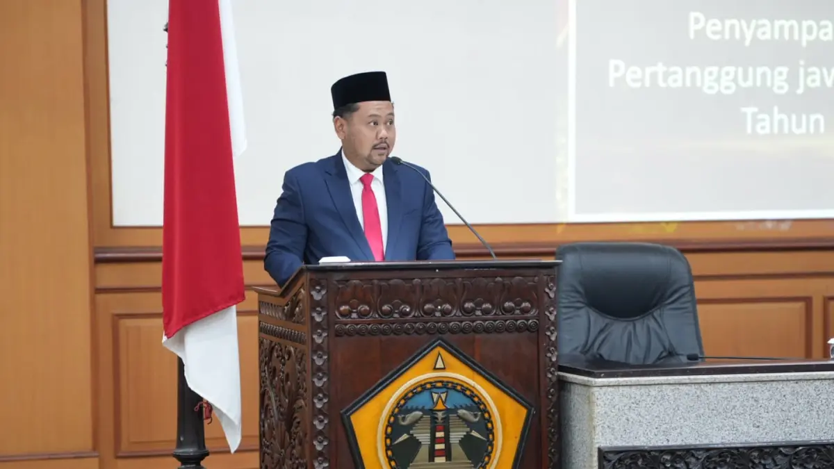 PAPARAN : Bupati Gresik Fandi Akhmad Yani saat paparan pertanggungjawaban APBD 2025 di Rapat Paripurna DPRD Gresik. (Fajar/Radar Gresik) 