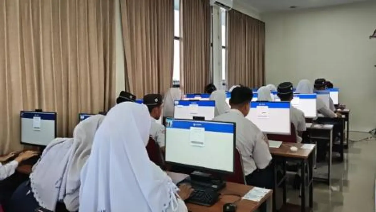 Para siswa saat melakukan tes di sekolah. (Fajar/Radar Gresik) 