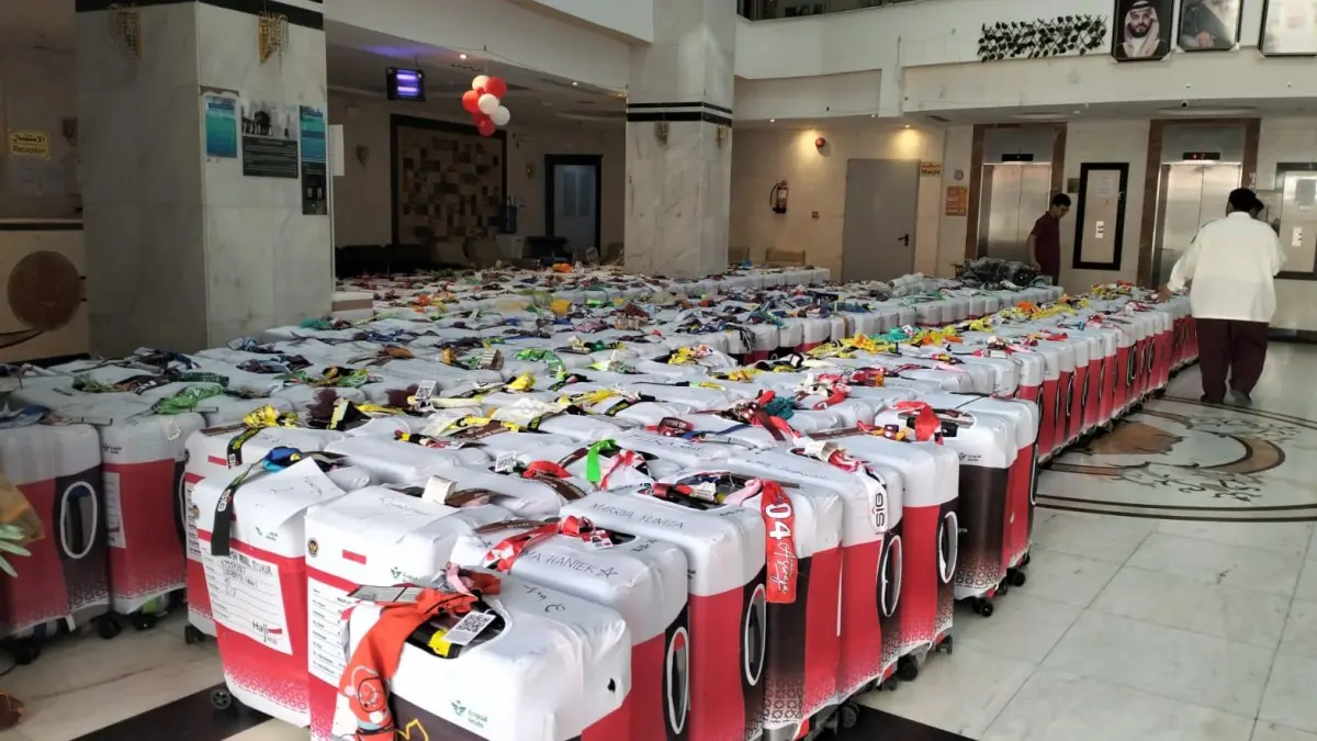 PENIMBANGAN : Petugas haji sedang melakukan proses penimbangan koper besar milik jamaah haji. (IST/ RADAR GRESIK)