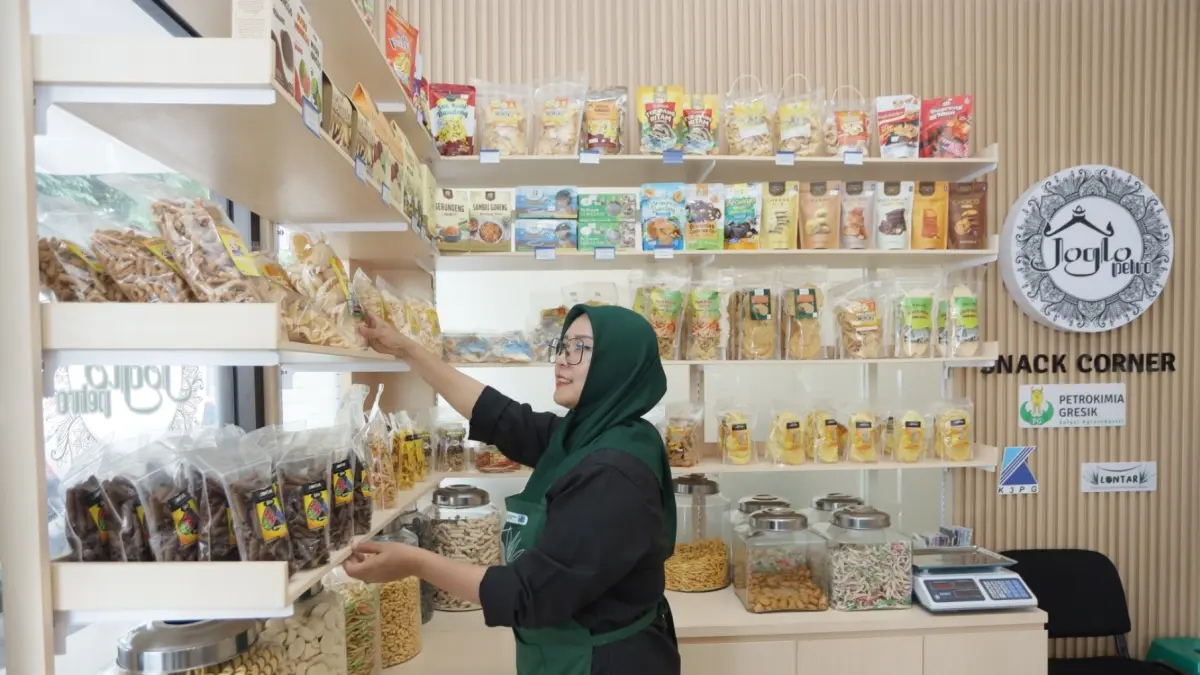Program Lontar yang diinisiasi Petrokimia Gresik tidak hanya membantu permodalan namun juga memberikan pelatihan kemasan produk agar lebih menarik dan kompetitif di pasar modern.  