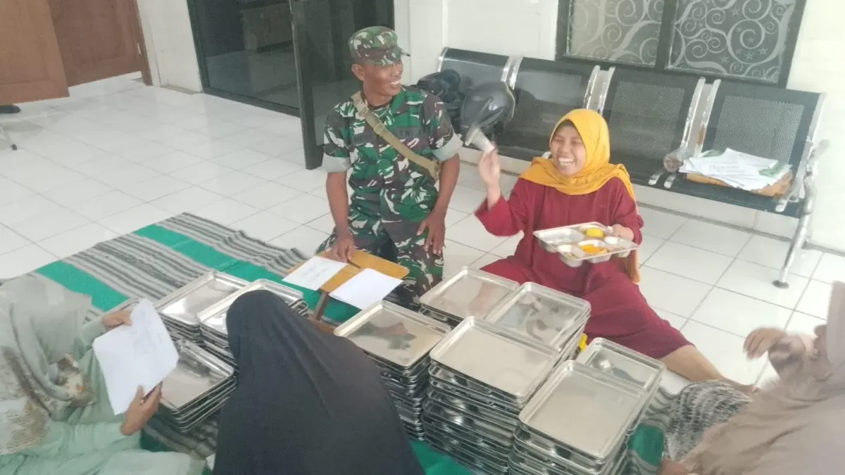 Kader kesehatan dan babinsa salurkan makanan bergizi untuk ibu hamil, menyusui dan balita