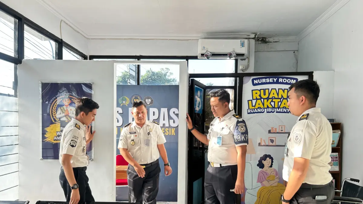 Peninjauan : Plh Kepala Rutan Kelas IIB Gresik, Dhimas Isdwiyono, melakukan kontrol lingkungan di sejumlah area strategis dalam lingkungan Rutan Gresik. (Yudhi/Radar Gresik) 
