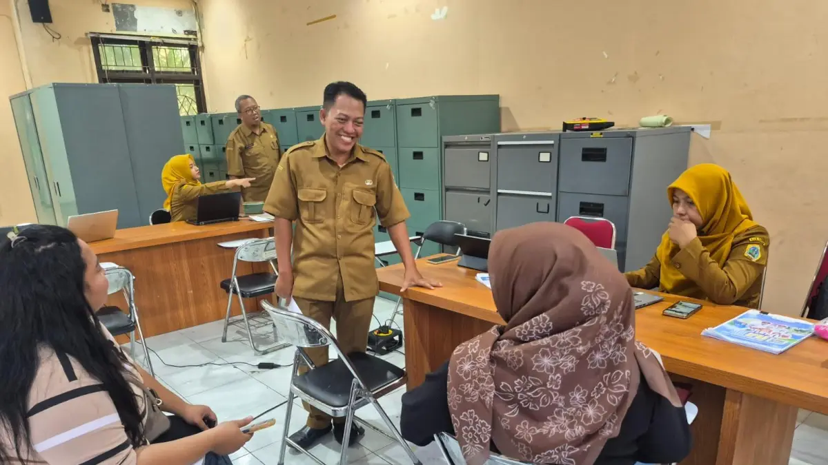 Sigap : Suasana SPMB di Dinas Pendidikan Kabupaten Gresik. (Fajar/Radar Gresik) 