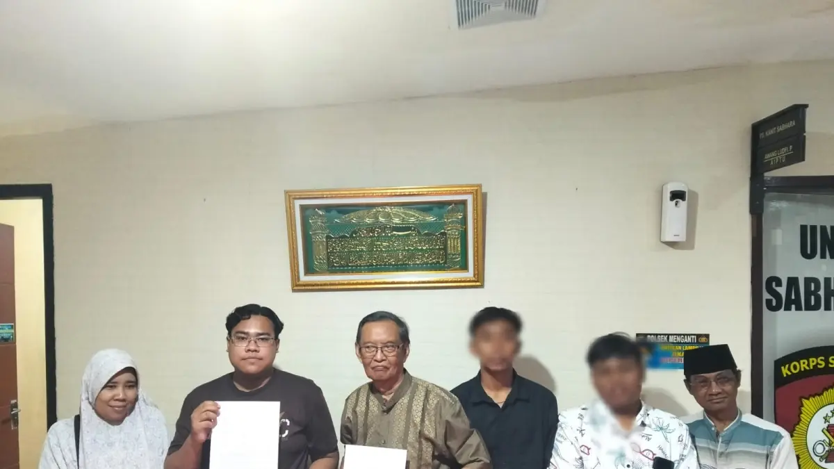 DAMAI: Usai viral dugaan kasus kekerasan terhadap pelajar di Menganti, kedua belah pihak sepakat berdamai secara kekeluargaan di Mapolsek Menganti, Gresik. (Ist/Radar Gresik) 