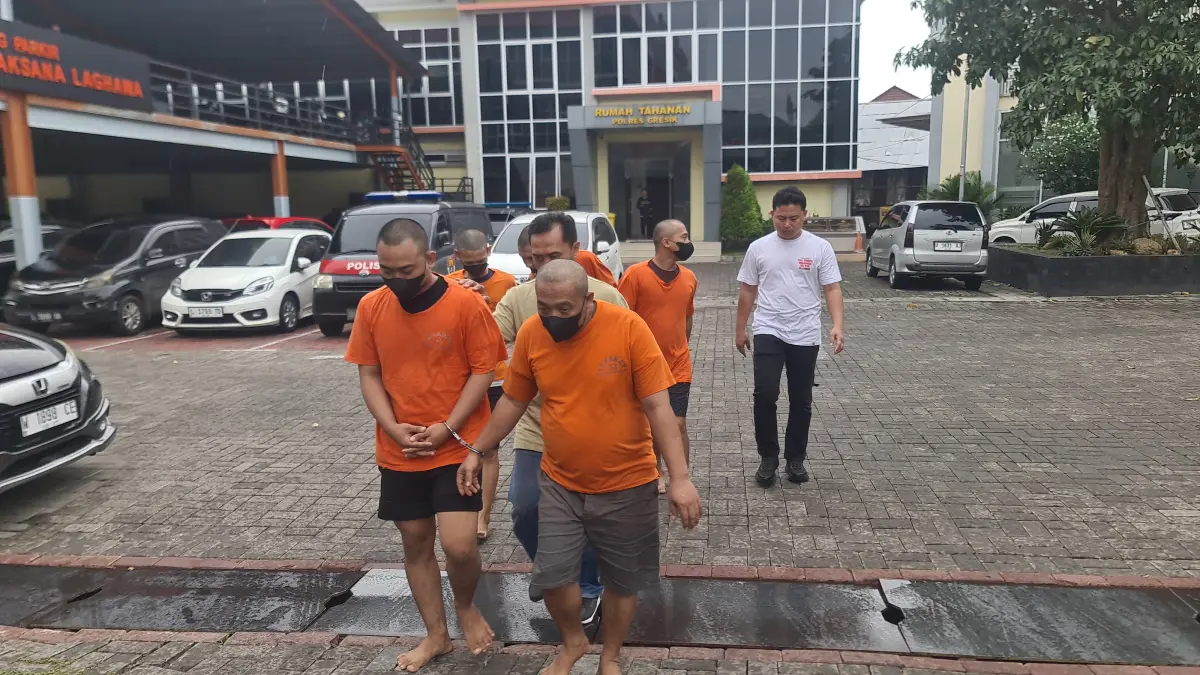 DIAMANKAN : Para tersangka kasus narkotika dan sejumlah barang bukti saat diamanakan oleh anggota Satreskoba Polres Gresik. (Yudhi/Radar Gresik) 