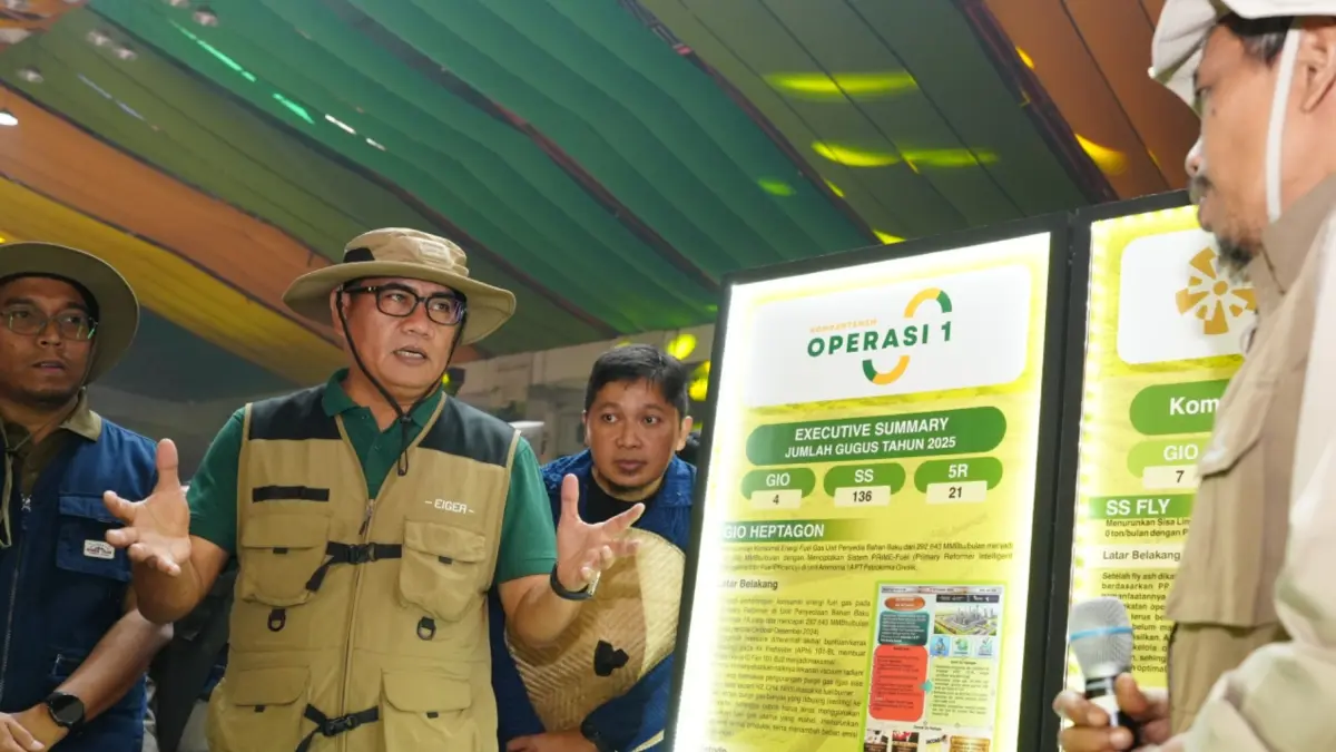 Dirut PT Petrokimia Gresik, Daconi Khotob mengunjungi salah satu booth peserta KIPG.