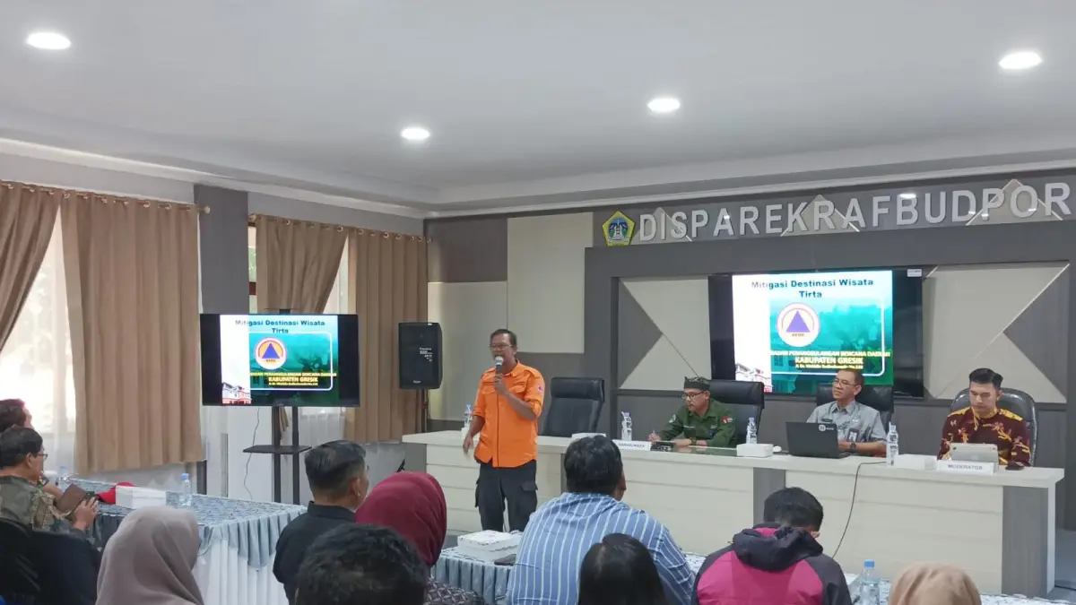 Jajaran Disparekrafbudpora Kabupaten Gresik saat menggelar sosialisasi intensif mengenai regulasi perizinan berbasis risiko kepada puluhan pengelola destinasi wisata lokal. (Fajar/Radar Gresik) 
