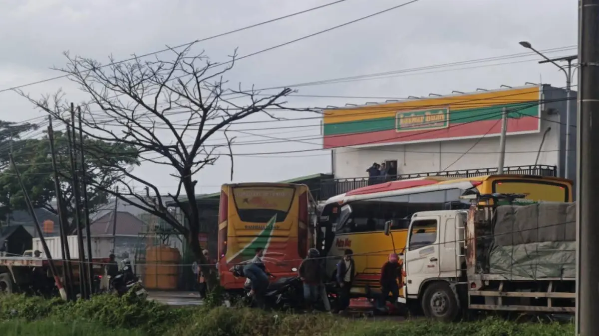 TABRAKAN: Kondisi di lokasi kecelakaan yang melibatkan dua bus dan sebuah sepeda motor di depan Laskar Buah, samping SPBU Tebaloan, Kecamatan Duduksampeyan, Gresik. (Ist/Radar Gresik) 