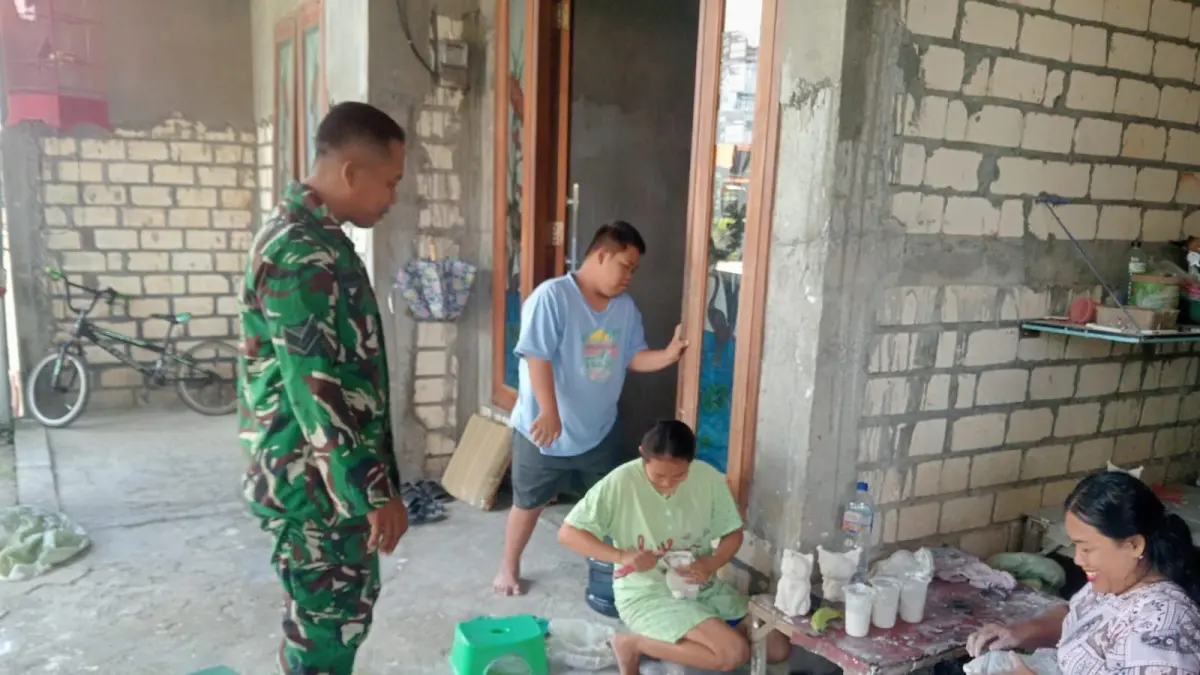 Babinsa Koramil 0817/09 Balongpanggang, Sertu Hari S, saat mendampingi dan mendukung perajin gipsum di Desa Jombangdelik guna membuka akses peluang pasar yang lebih luas. (DOK/RADAR GRESIK)