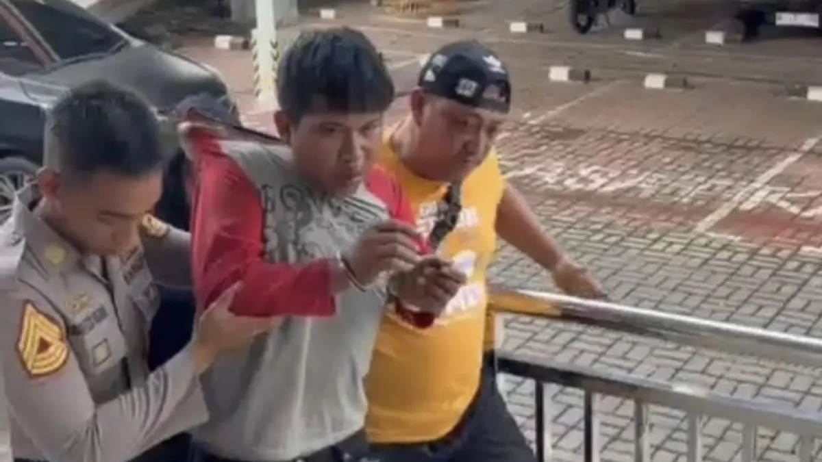 DITEMBAK: Tersangka residivis curanmor berinisial MA saat diamankan di Mapolres Gresik dengan kondisi kaki mendapat tindakan tegas terukur setelah mencoba melawan petugas saat ditangkap. (Istimewa/Radar Gresik)